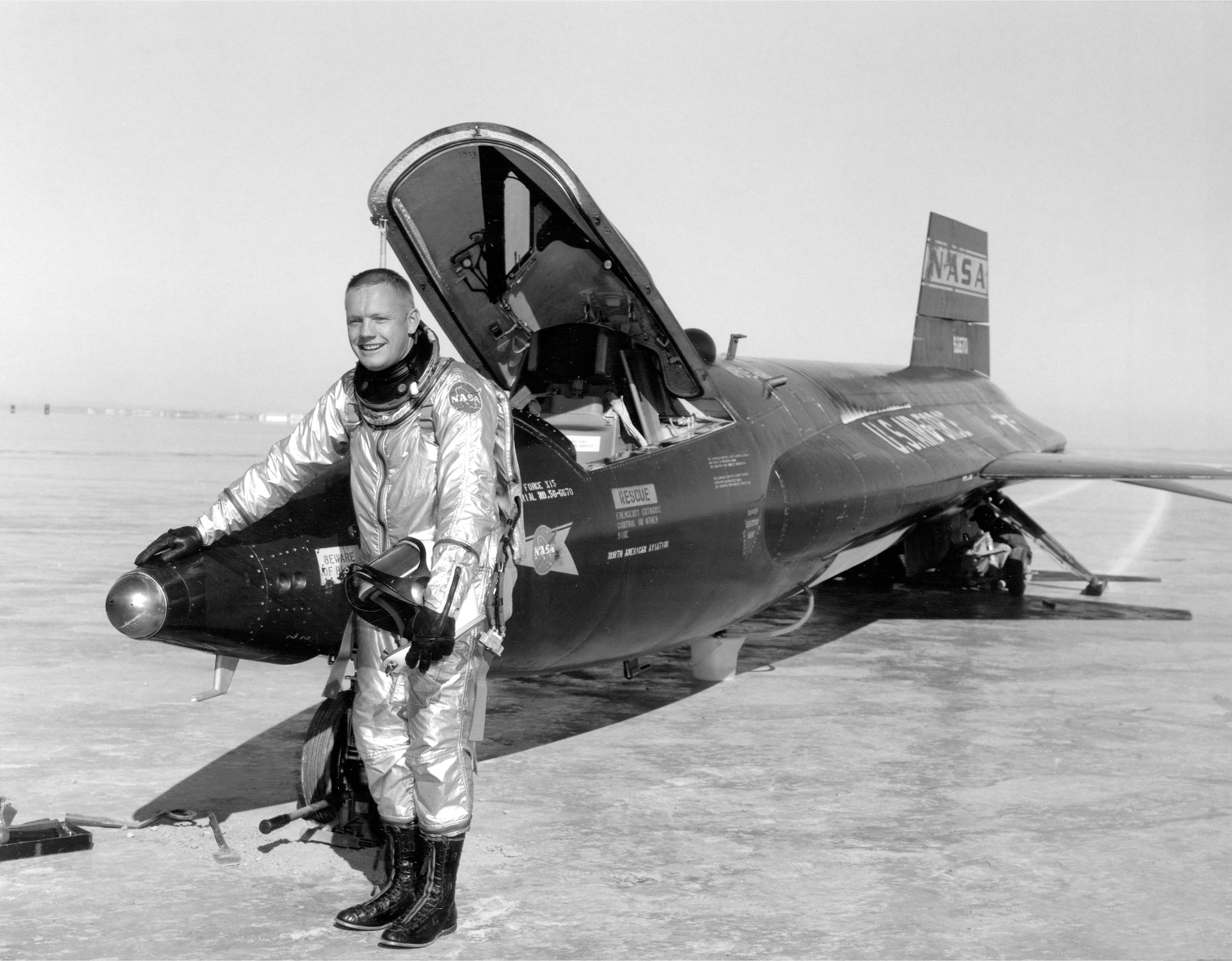 Neil Armstrong uz avion X-15-1. Javna Domena.