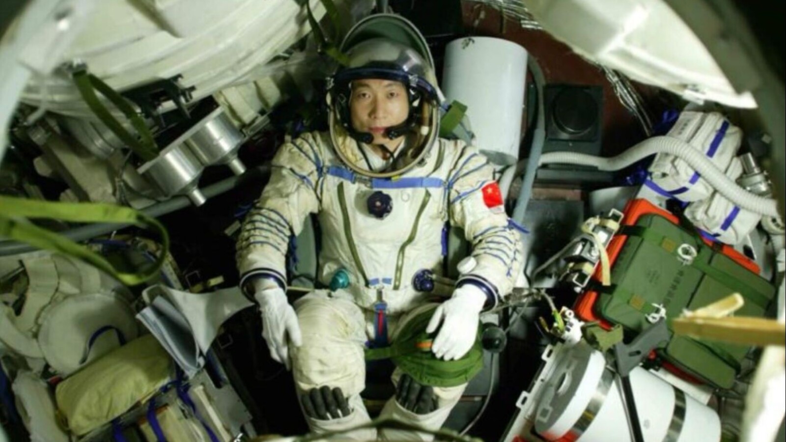 (Astronaut Yang Liwei u letjelici Shenzhou 5 tijekom misije koju je prekinulo neobično kucanje. Izvor: China.org.cn)