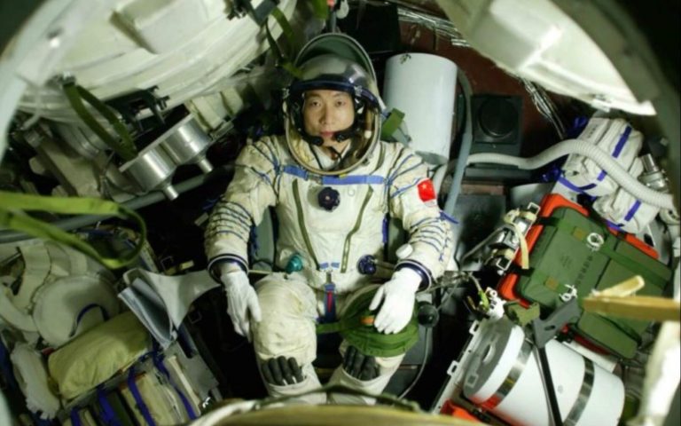 (Astronaut Yang Liwei u letjelici Shenzhou 5 tijekom misije koju je prekinulo neobično kucanje. Izvor: China.org.cn)