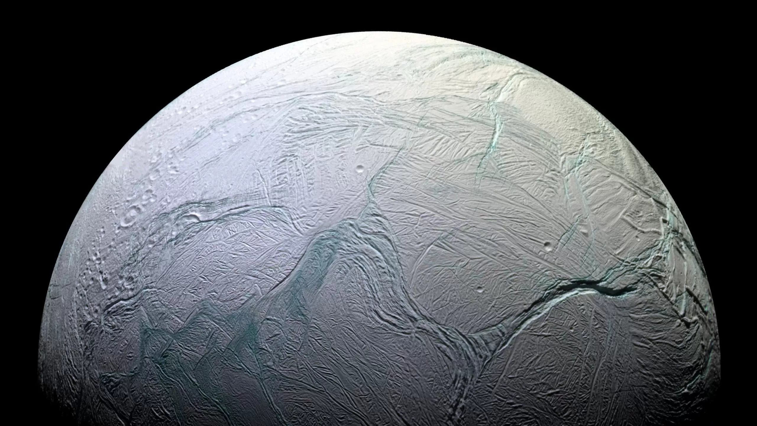 Najpoznatiji gejzeri Sunčevog sustava nalaze se na Enkeladu. Izvor: NASA.