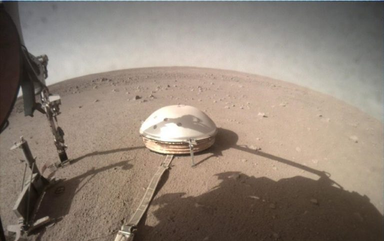 Pogled na NASA-in lander InSight na Mars. Izvor: NASA.