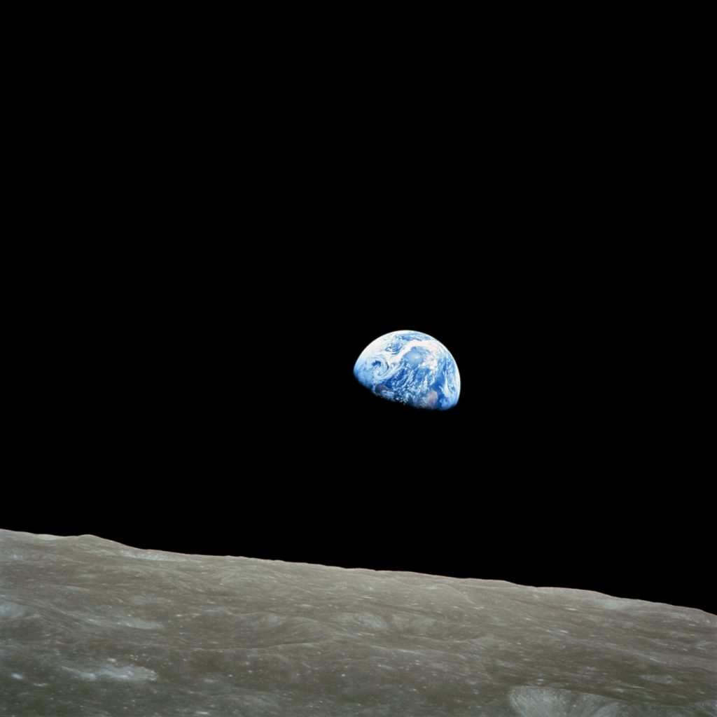 Earthrise, snimljen iz Apolla 8 od strane astronauta Williama Andersa 24. prosinca 1968. Izvor: NASA