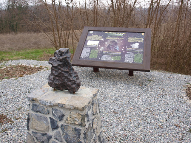 U selu Domovcu nedavno je otkriven odljev Hrašćinskog meteorita u bronci. Izvor: Geocaching.com