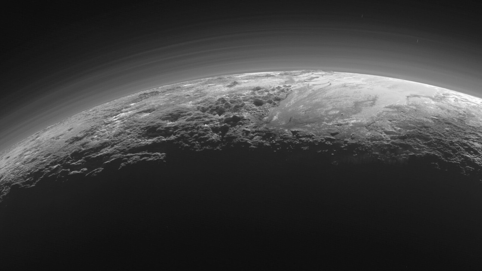 Slika veličanstvenih planina Plutona, zaleđenih ravnica i maglovitih maglica. Ova je slika snimljena oko 15 minuta nakon što je New Horizons najbliže prišao Plutonu 2015. godine. Izvor: New Horizons/NASA/JHUAPL/SwRL