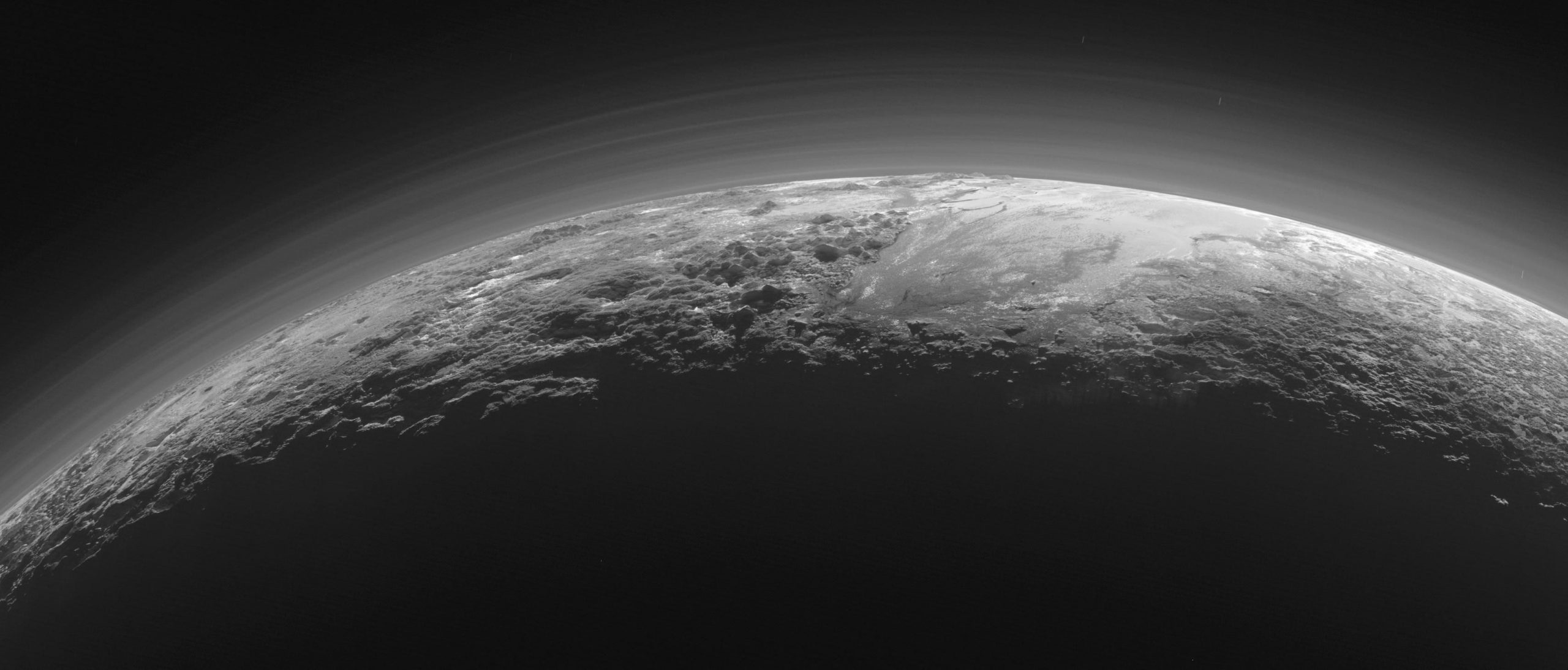 Slika veličanstvenih planina Plutona, zaleđenih ravnica i maglovitih maglica. Ova je slika snimljena oko 15 minuta nakon što je New Horizons najbliže prišao Plutonu 2015. godine. Izvor: New Horizons/NASA/JHUAPL/SwRL