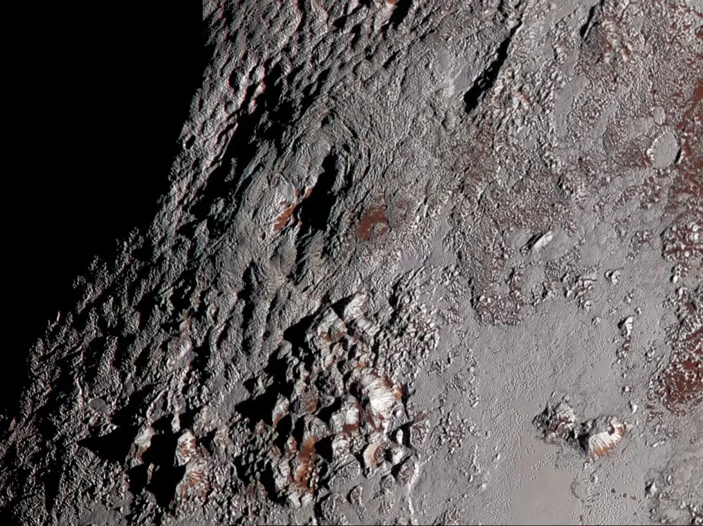 Slika Plutonovog Wrighta Monsa u boji. Prikazuje jedan od dva potencijalna kriovulkana koja je na površini Plutona uočila svemirska letjelica New Horizons u srpnju 2015. Izvor: New Horizons.