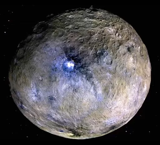 Patuljasti planet Ceres prikazan u lažnim bojama koje ističu razlike u površinskim materijalima. Izvor: NASA/JPL-CalTech//UCLA/MPS/DLR/IDA