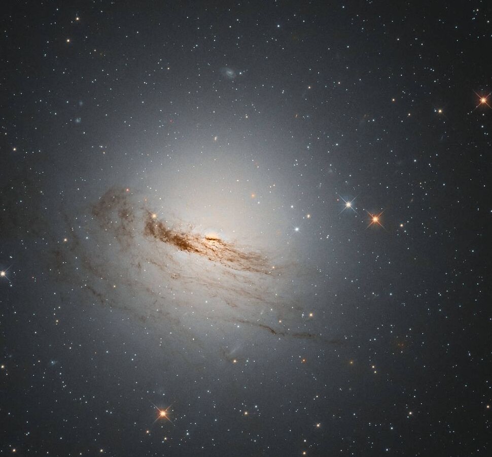 Ova fotografija, snimljena svemirskim teleskopom Hubble, prikazuje umiruću galaksiju nazvanu NGC 1947. Izvor: ESA / Hubble / NASA / D. Rosario / L. Shatz