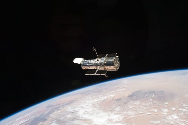 Svemirski teleskop Hubble u orbiti oko Zemlje. Izvor: nasa.gov