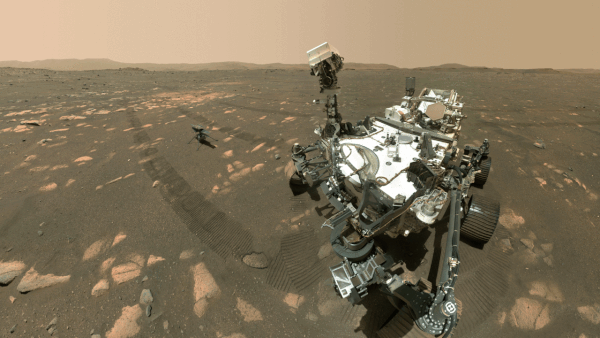 "NASA-in rover Perseverance snimio je selfi s helikopterom Ingenuity, koji se ovdje nalazi na oko 4 metra udaljenosti na slici 6. travnja 2021., 46. marsovskog dana misije", pišu dužnosnici NASA-inog Laboratorij za mlazni pogon, koji nadgledaju misiju. Izvor: Space.com