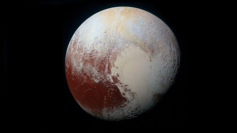 MVIC slika visoke razlučivosti Plutona s pojačanim obojenjenm kako bi se pokazale razlike u sastavu površine.Izvor: NASA / Wikimedia Commons.