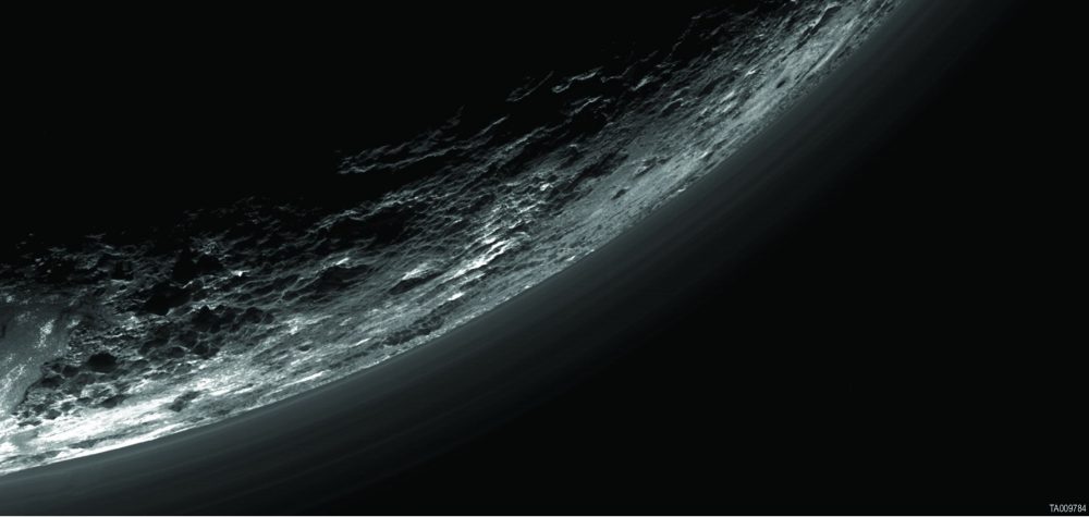 Slika slojeva maglice iznad Plutona snimljena kamerom Ralph / Multispectral Visible Imaging Camera (MVIC).Izvor slike: New Horizons.