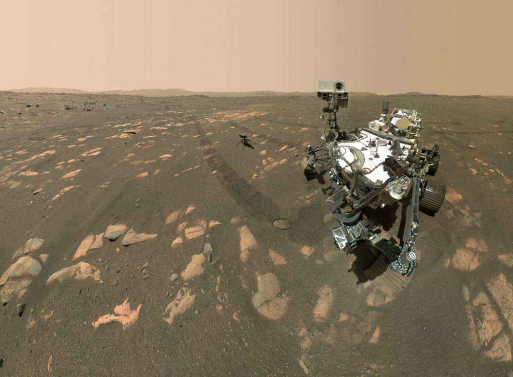 Rover Perseverance snimio je ovaj "selfie" helikopterom Ingenuity 6. travnja 2021. Sada je misija Ingenuity produžena do kraja kolovoza. Izvor: NASA / JPL-Caltech / MSSS