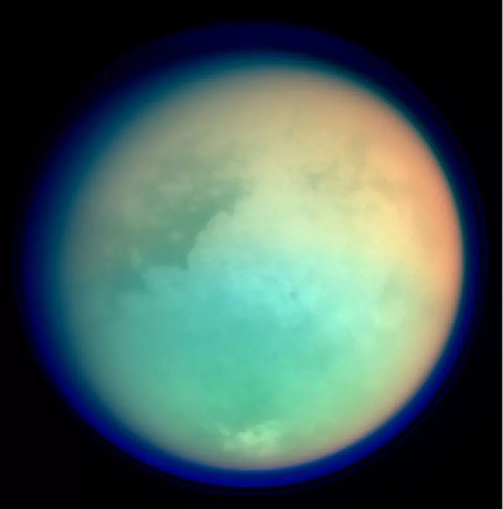 Ova nedatirana Nasina brošura prikazuje Saturnov mjesec, Titan, ultraljubičastim i infracrvenim valnim duljinama. Svemirska letjelica Cassini snimila je sliku dok je prikupljala informacije o Saturnu, njegovim prstenovima, atmosferi i mjesecima. Različite boje predstavljaju različite atmosferske sadržaje na Titanu. Izvor: NASA.