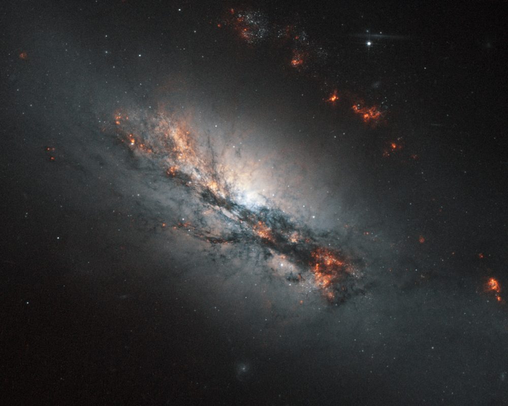 Zarezana spiralna galaksija NGC 2146, koju je snimio NASA / ESA Hubble svemirski teleskop.Izvor: ESA / Hubble i NASA