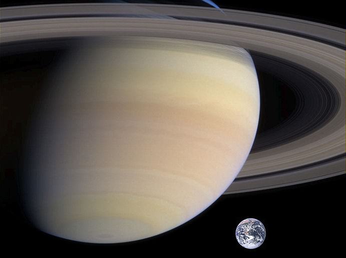 Saturn i Zemlja. Izvor: universetoday.com.