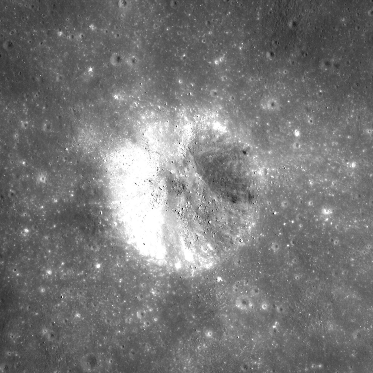 Fotografija Cone kratera na Mjesecu koju je snimio Apollo 14. Izvor: Wikimedia Commons.