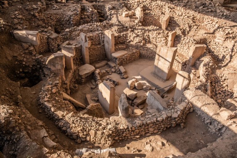 Slika koja pokazuje jedan od megalitskih krugova Göbekli Tepea i njegove poznate kamene stupove. Izvor slike: Shutterstock.