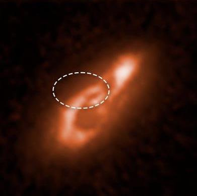 Digitalno obrađena Hubbleova slika galaksije iz koje dolaze brzi radio rafali (FRB-ovi). Zaokruženo područje označava izvor emisije. Ponavlja se samo nekoliko FRB-ova, što čini identifikaciju izvora iznimno teškom. Međutim, uočene su četiri galaksije domaćina, a astronomi su nedavno identificirali i proučili petu - galaksiju s umjerenim formiranjem zvijezda. Izvor: SCIENCE: NASA, ESA, Alexandra Mannings-UC Santa Cruz; Wen-fai Fong- Northwestern; IMAGE PROCESSING: Alyssa Pagan-STScI