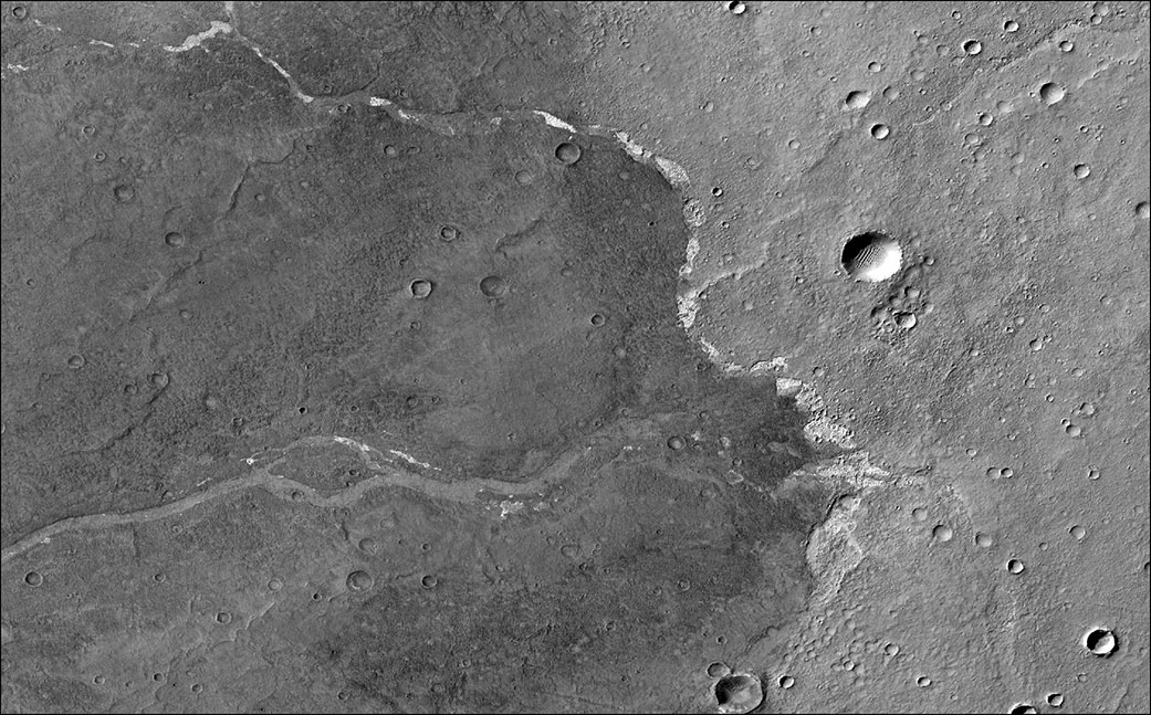 NASA-in Mars Reconnaissance Orbiter koristio je svoju Context Camera-u kako bi snimio ovu sliku Bosporos Planuma, lokacije na Marsu. Bijele mrlje su naslage soli koje se nalaze unutar suhog kanala. Najveći udarni krater na mjestu događaja je skoro 1.5 kilometarau promjeru (©NASA/JPL-Caltech/MSSS).