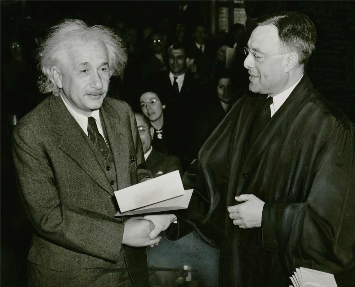 Albert Einstein dobiva američko državljanstvo.