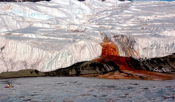 Krvavi vodopad na Antarktici. Izvor: Wikimedia Commons.
