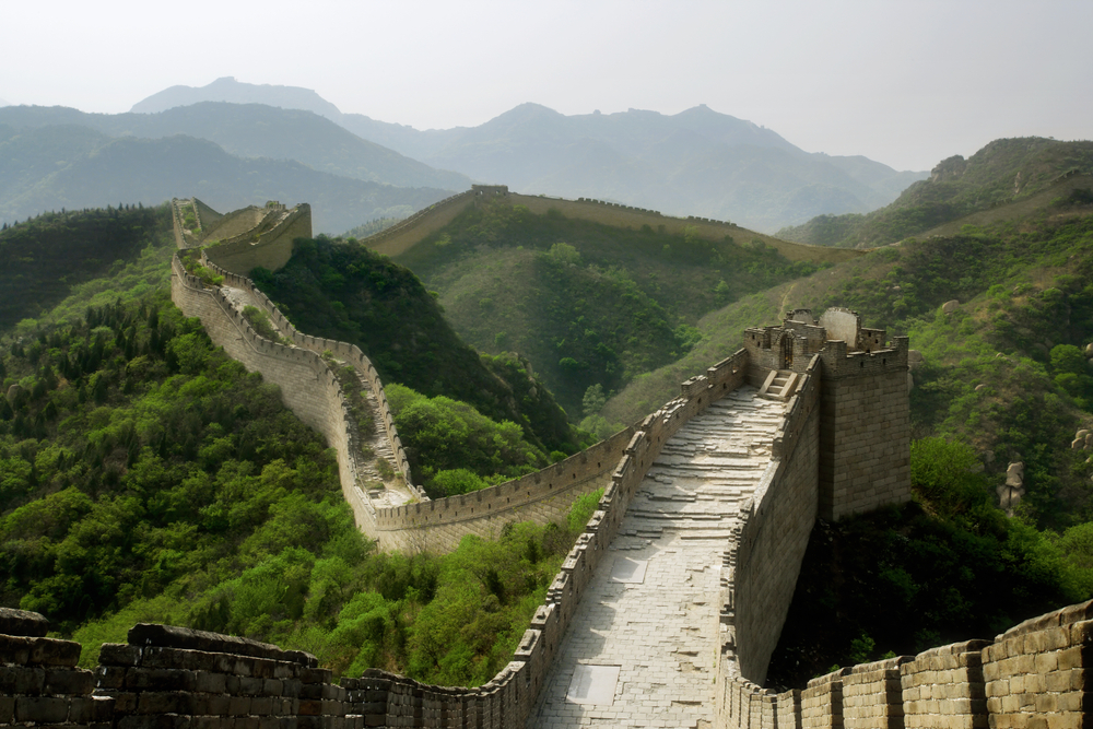 Fotografija Velikog kineskog zida usred zelene vegetacije. Izvor: Depositphotos
