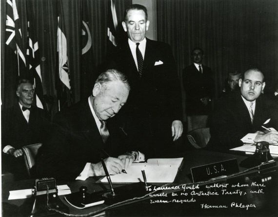 Potpisivanje Ugovora o Antarktici 1959. Izvor: Wikimedia Commons.