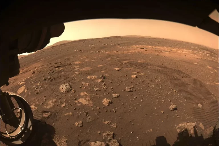 Slika površine Marsa koju je uslikao NASA-in najnoviji rover Perseverence 2021. g. Na slici su vidljivi tragovi njegovih gusjenica. Izvor: NASA.