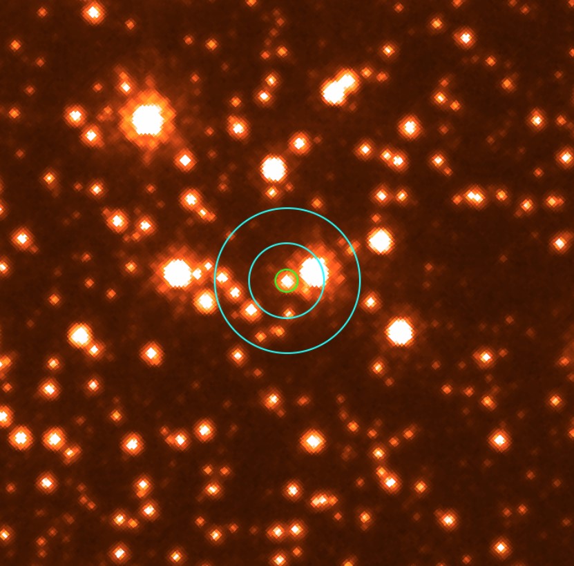 HST slika u filteru F814W (I-band) regije 8'' × 8''sa središtem na MOA-11-191/OGLE-11-0462, dobivena u posljednjoj epohi promatranja u kolovozu 2017. Sjever je na vrhu, istok lijevo. Zelenom bojom zaokružena je izvorna zvijezda, sada vraćena na osnovnu svjetlinu. cijan krug ima promjer od 100, što odgovara tipičnom najboljem viđenju u geografskim slikama mikrolećenja na Zemlji; promjer vanjskog cijan kruga je 200, što nije neobično vidjeti. Izvor, svijetli susjed i nekoliko slabijih zvijezda općenito se miješaju u prizemnim okvirima, a stapanje se povećava s gledanjem (©Kailash C. Sahu et al. 2022).