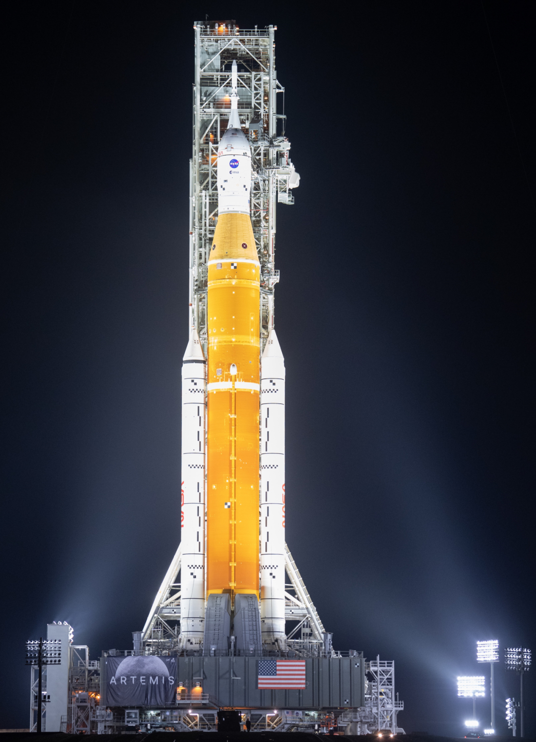 NASA-ina raketa Space Launch System (SLS) sa svemirskom letjelicom Orion na vrhu vidljiva je na ovoj slici osvijetljena reflektorima na platformi Launch Complexu 39B u petak, 18. ožujka 2022. Prije NASA-inog testa leta Artemis I, potpuno složena i integrirana SLS raketa i svemirska letjelica Orion proći će 'mokru probu' u Launch Complexu 39B kako bi se provjerili sustavi i uvježbale procedure odbrojavanja za prvo lansiranje (©NASA).