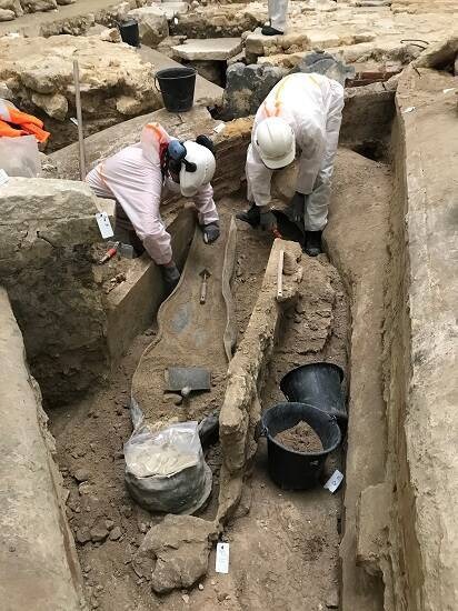 Sarkofag, vjerojatno iz perioda prije 14. stoljeća, otkriven prilikom iskapanja (©DRAC IDF/Dorothée Chaoui-Derieux).