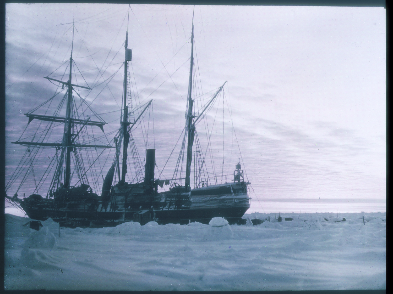Fotografija broda Endurance na Antarktici. Izvor: Wikimedia Commons
