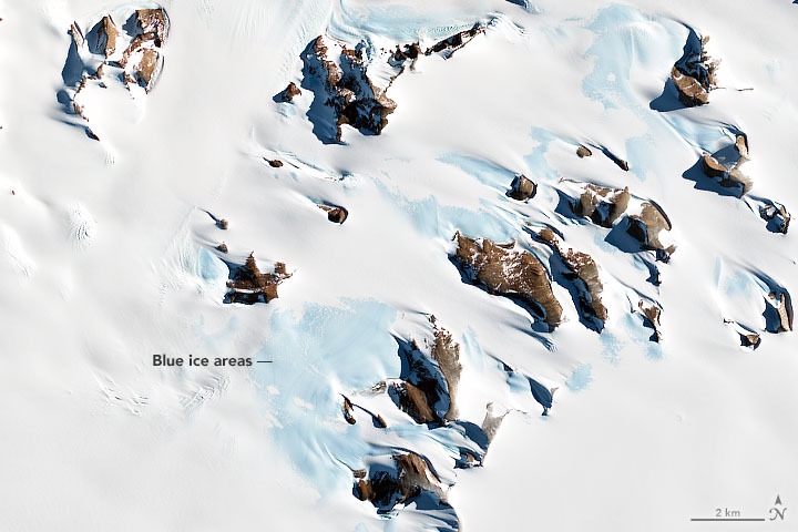 Fotografija plavog leda u neistraženoj regiji u planinskom lancu Fimbulheimen koju je 27. veljače 2022. snimio Operational Land Imager (OLI) na Landsatu 8 (©OLI 2022).