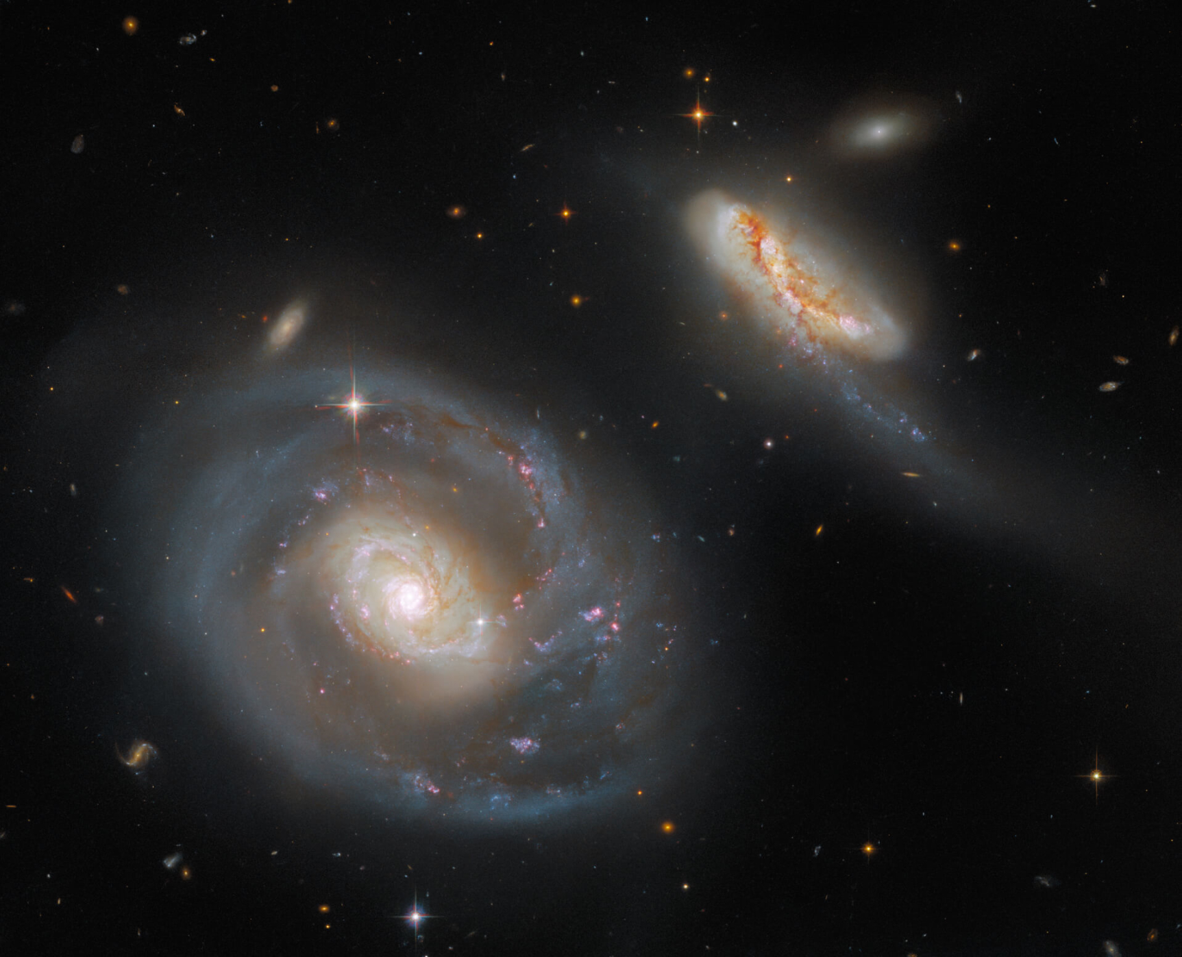 Hubble teleskop nedavno je 'uhvatio' novu sliku galaktičkog para Arp 298 sastavljenog od galaksija NGC 7469 i IC 5283 (©NASA/ESA).