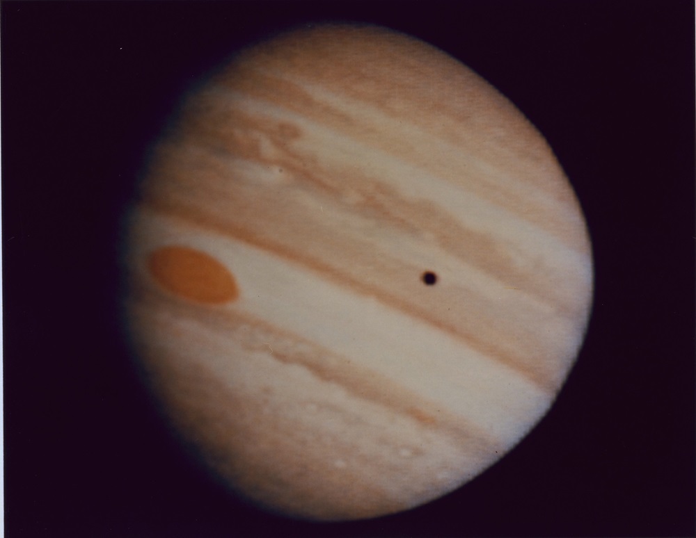 Ova fotografija Jupitera, koju je Pioneer 10 snimio s udaljenosti od oko 2.5 milijuna km, prikazuje Veliku crvenu pjegu planeta, kao i sjenu mjeseca Io koja prelazi vrhove oblaka (©NASA).
