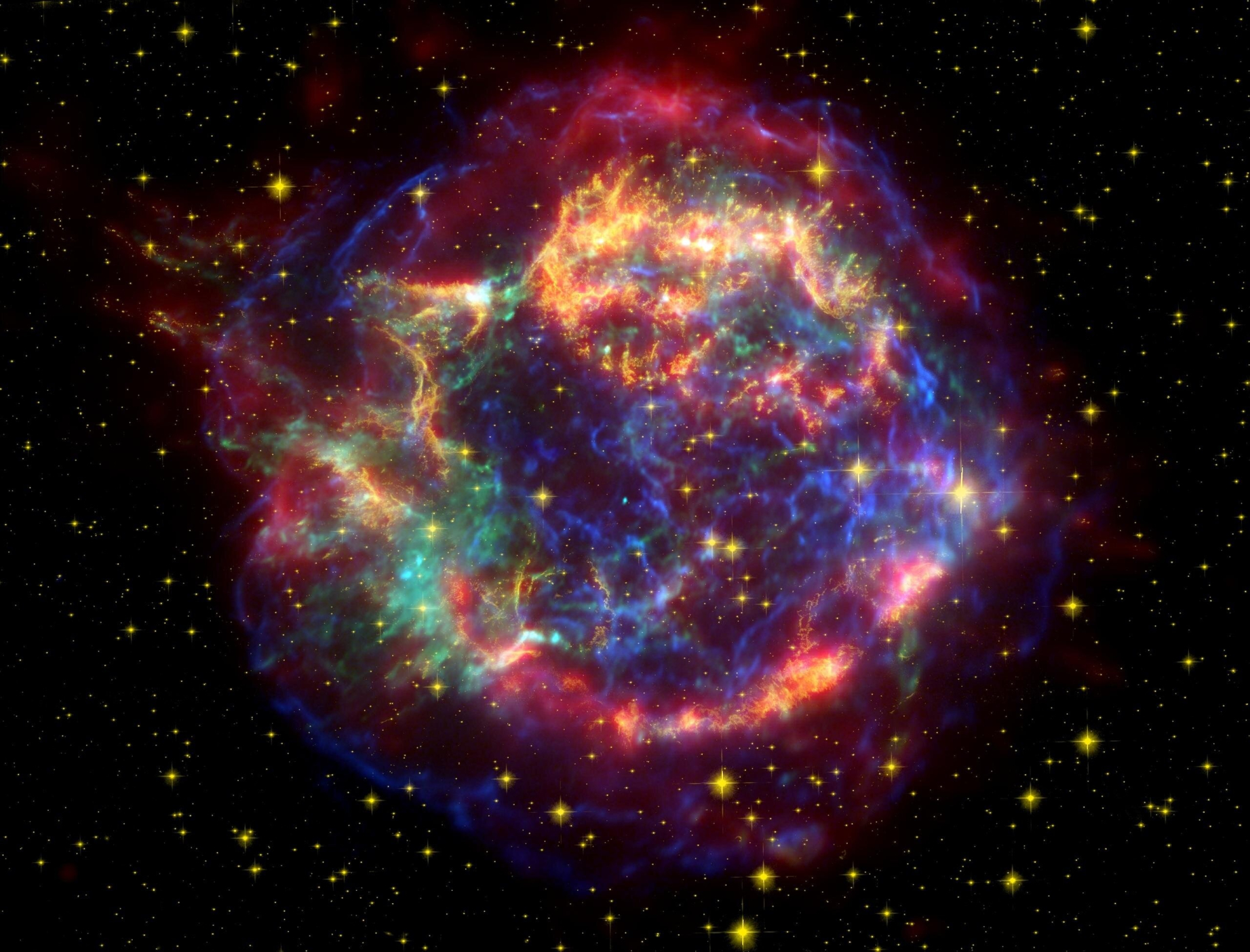 Slika Kasiopeje A u boji temeljena na podatcima svemirskih teleskopa Hubble, Spitzer i Chandra (©NASA/JPL-Caltech).
