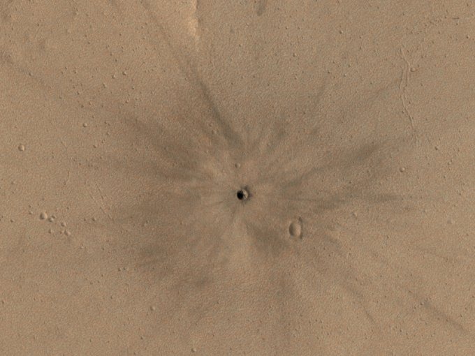Nedavno formirani udarni krater na Marsu (©NASA/JPL-Caltech/Sveučilište u Arizoni).