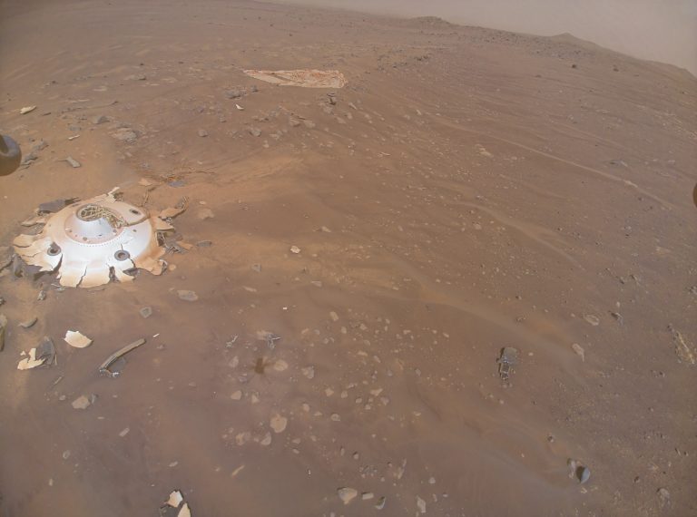Krhotine i ostatci padobrana i stražnje školjke letjelice koja je spustila NASA-in rover 'Perseverance' na površinu Marsa 2021. godine (©NASA-JPL,Caltech).