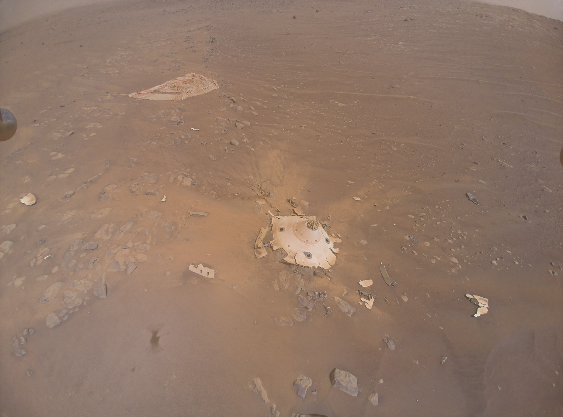 Krhotine i ostatci padobrana i stražnje školjke letjelice koja je spustila NASA-in rover 'Perseverance' na površini Marsa 19. travnja 2021. godine (©NASA-JPL/Caltech).