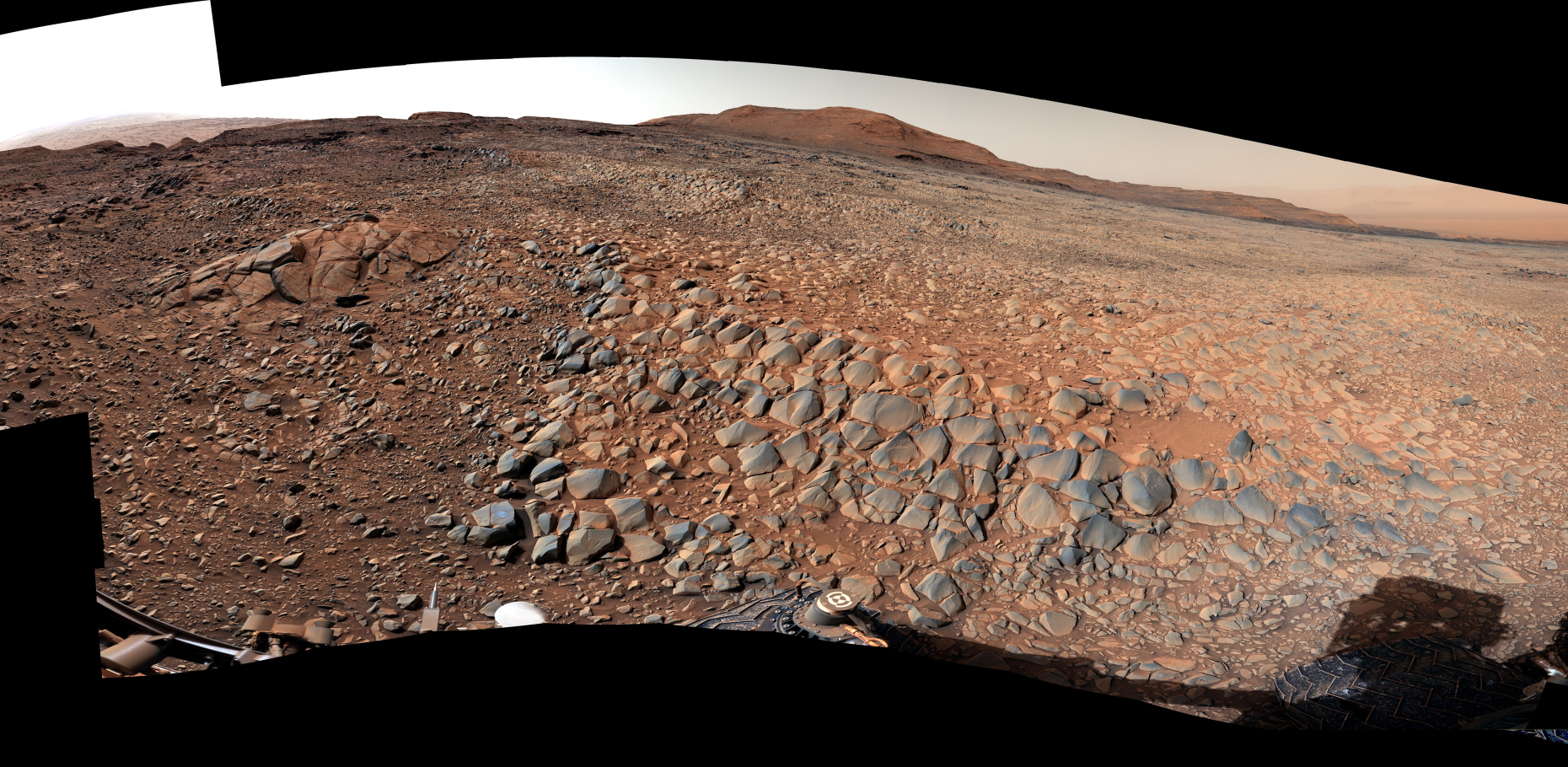 NASA-in rover Curiosity koristio je svoju kameru (Mastcam) kako bi snimio ovu panoramu od 360 stupnjeva 23. ožujka 2022. Na slici se mogu vidjeti oštre stijene koje bi mogle oštetiti roverove kotače, a koje NASA-in tim – zbog izgleda koji podsjeća na ljuskavi pokrov – nazivaju „aligatorska leđa“ (©NASA/JPL-Caltech/MSSS).