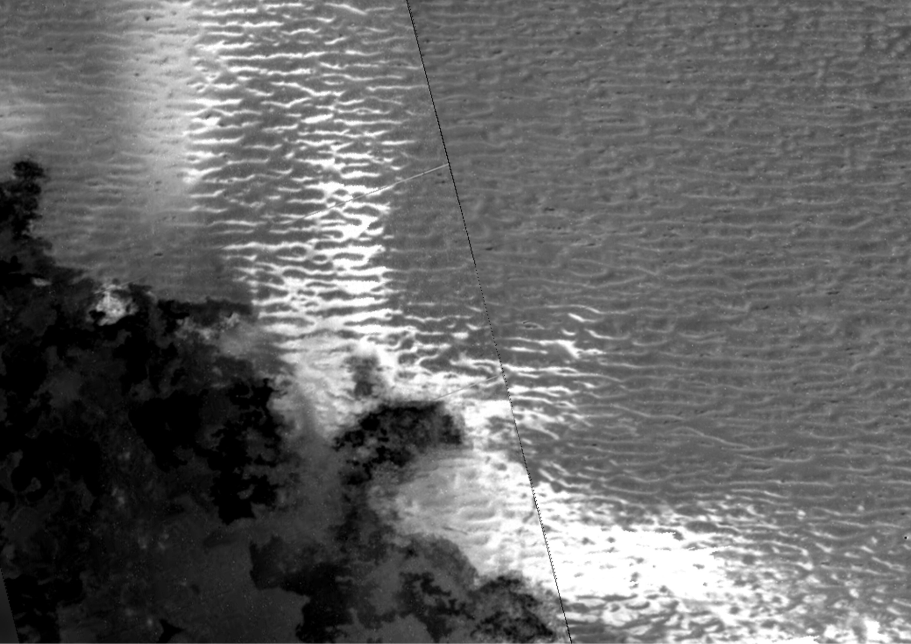 Potencijalne dine na Jupiterovom mjesecu Iona. Analiza pokazuje da je tamni materijal (dolje lijevo) predstavlja nedavne tokove lave, dok su ponovljene crte koje dominiraju slikom potencijalne dine. Svijetla, bijela područja mogu biti novonastala zrna jer tokovi lave isparavaju susjedni mraz (©NASA/JPL-Caltech/Rutgers).