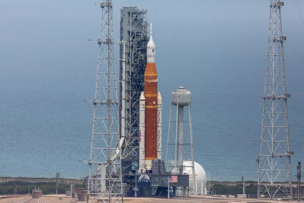 SLS-raketa i svemirska letjelica Orion na platformi za lansiranje (Launch Pad 39B) u NASA-inom svemirskom centru Kennedy na Floridi 14. travnja 2022. (©NASA, Ben Smegelsky).