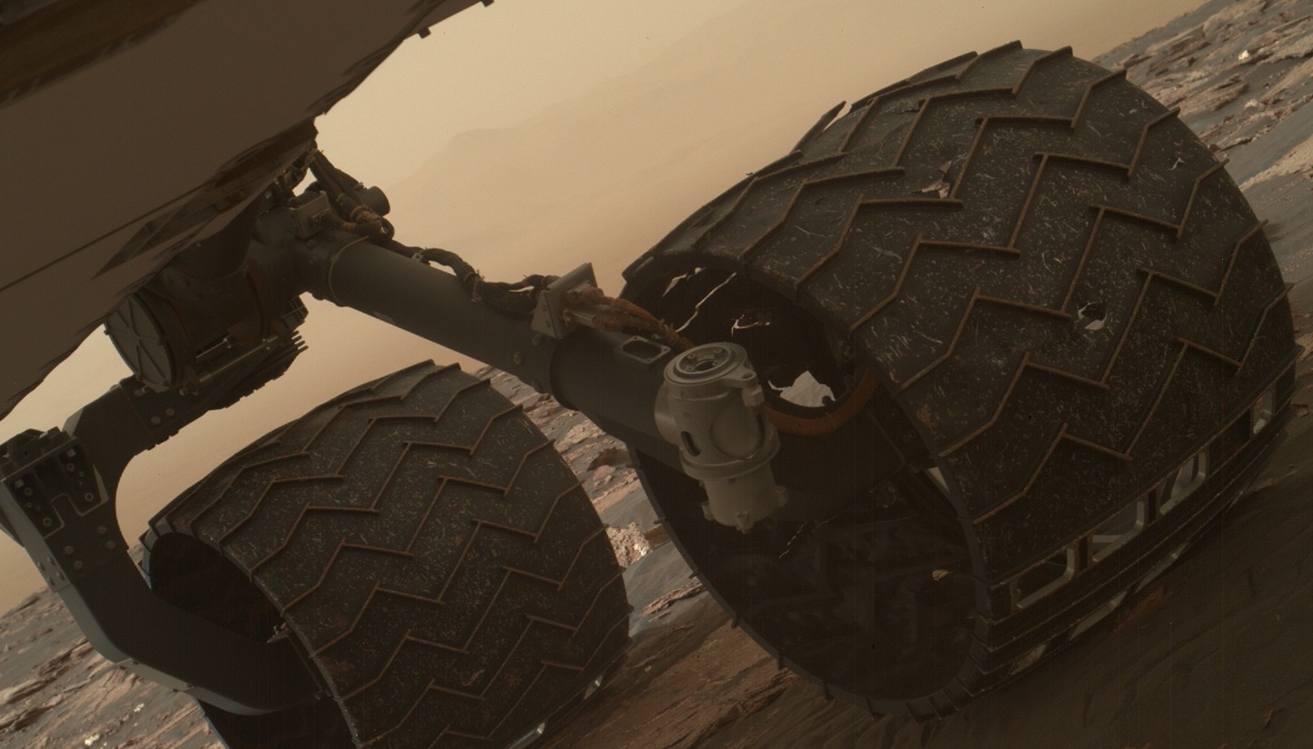 Slika oštećenja na kotačima rovera Curiosity, uslikana 19. ožujka 2017. (©NASA).