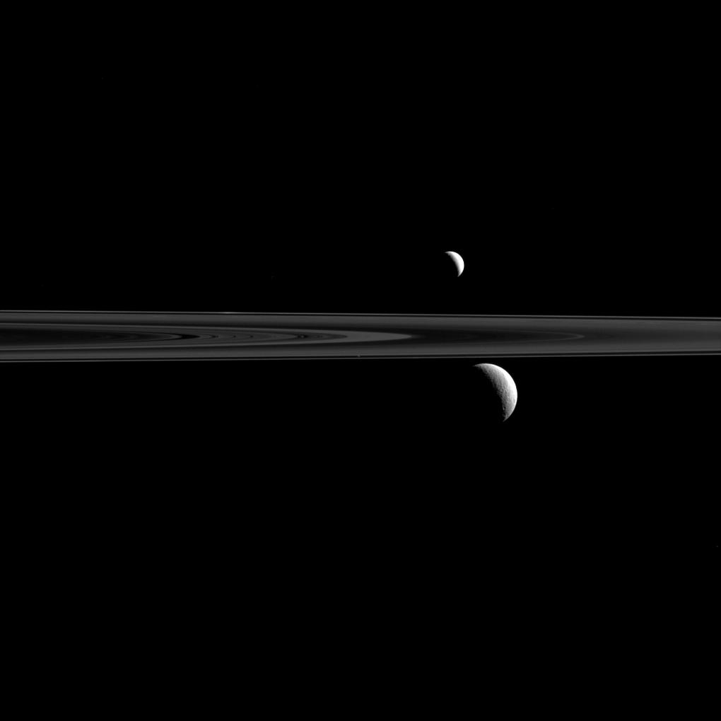 Saturnovi prsteni i mjeseci.