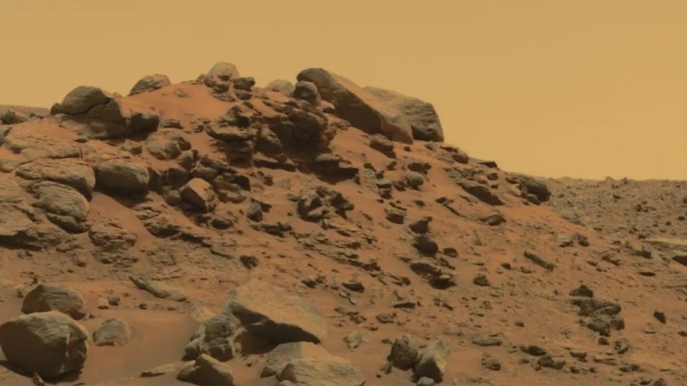 NASA-in rover Spirit fotografirao je ovu stijenu bogatu olivinom u krateru Gusev na Marsu 2005. godine (©NASA/JPL/Cornell/ASU).