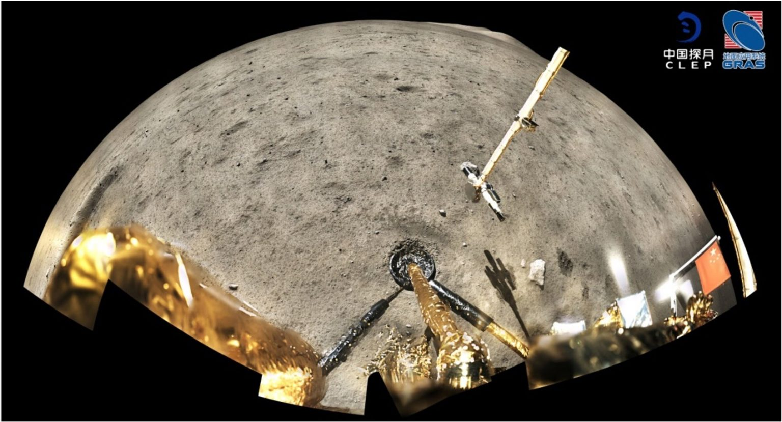 Panoramska slika koju je uslikao Chang’e-5 nakon uzimanja uzoraka (©CNSA (China National Space Administration) / CLEP (China Lunar Exploration Program) / GRAS (Ground Research Application System)).