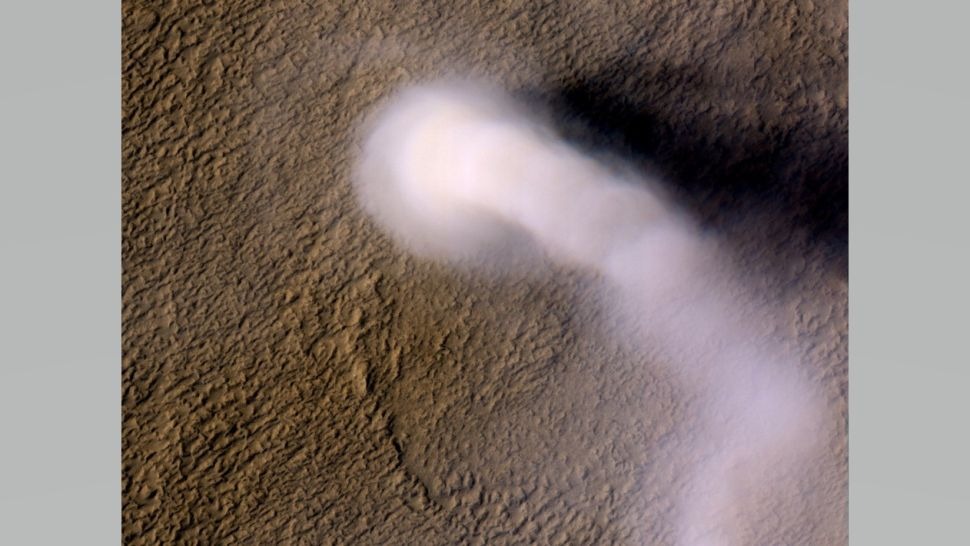 Pijavica (tj. 'vrag prašine') kojeg je odozgo snimila HiRISE kamera Mars Reconnaissance Orbitera. Pijavica je široka oko 70 metara i visoka čak do 20 kilometara (©NASA/JPL-Caltech/UA).
