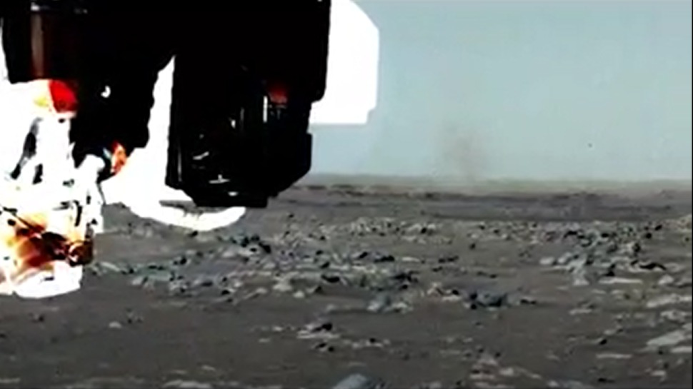 Prva pijavica (tj. 'vrag prašine') koju je Perseverance uočio na Marsu. U prosjeku jedan jedna pijavica dnevno prođe preko rovera (©NASA/JPL–Caltech).
