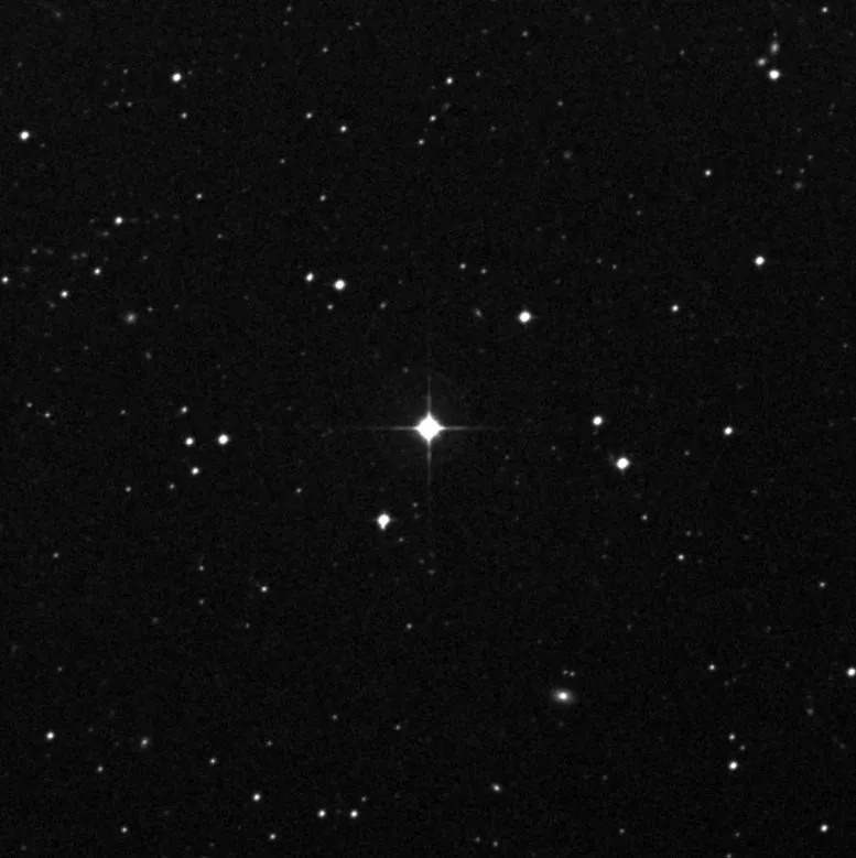 Zvijezda HD 222925 je zvijezda devete magnitude i nalazi se prema južnom zviježđu Tucana (©STScI Digitized Sky Survey).